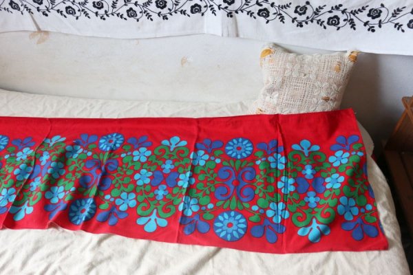 ブルーのお花と実の民俗モチーフのカーテン