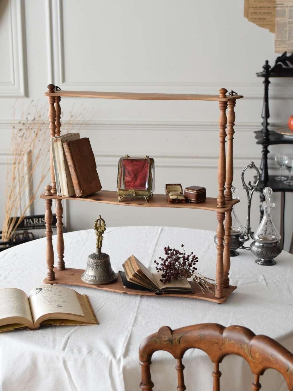 フランス　アンティーク　ウォールシェルフ　3段　壁掛け棚 木製 3段シェルフ 壁付棚 艶ブラウン | Brocante de La Cocotte