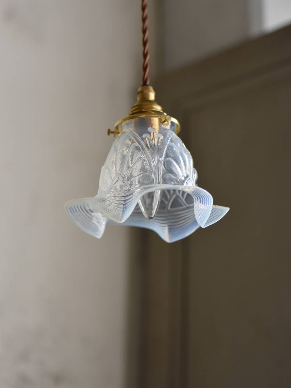古いフランス製「オパールセントガラスのランプシェード」 - ライト/照明