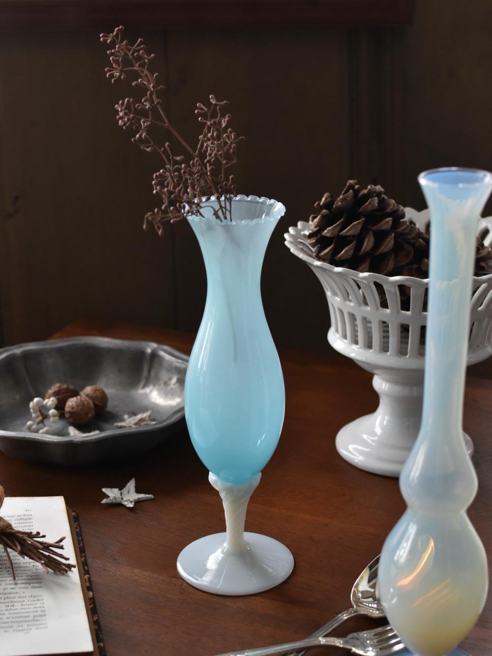 フランスアンティーク雑貨 オパリンガラス フラワーベース.Blue 
