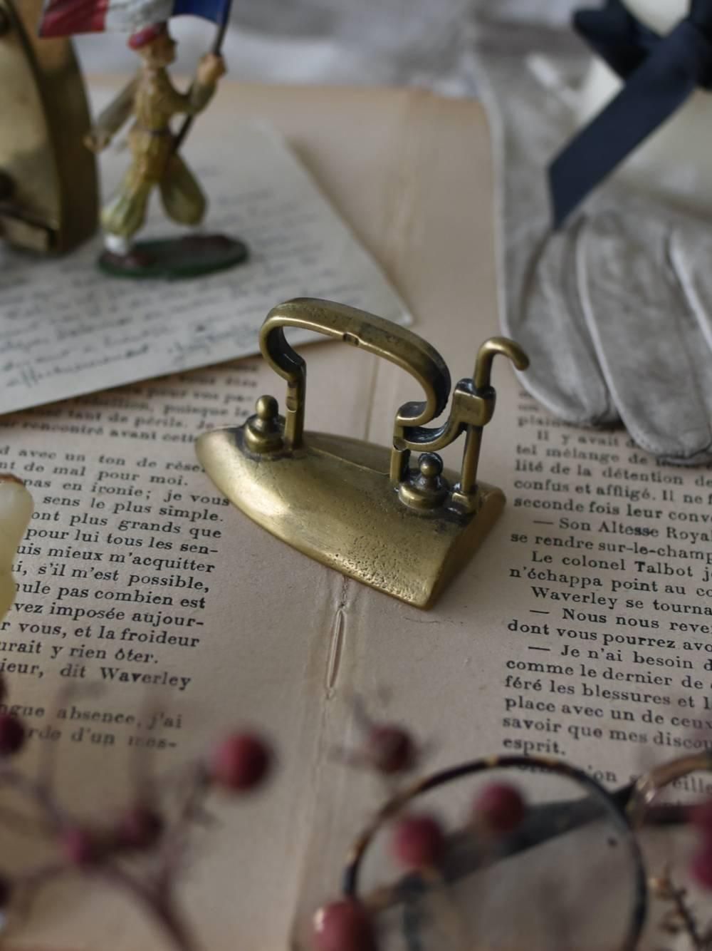 ヨーロッパの古陶器のアイロンの置物です ミニオブジェ.アイロンB