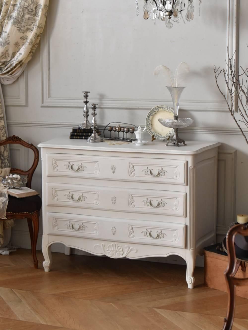 アンティークキャビネットやカップボードなどの大型家具の商品