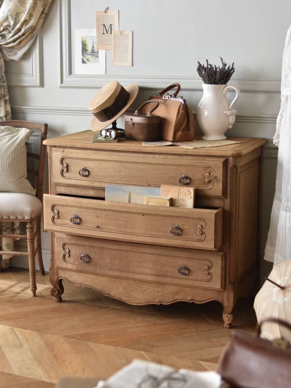 アンティークキャビネットやカップボードなどの大型家具の商品