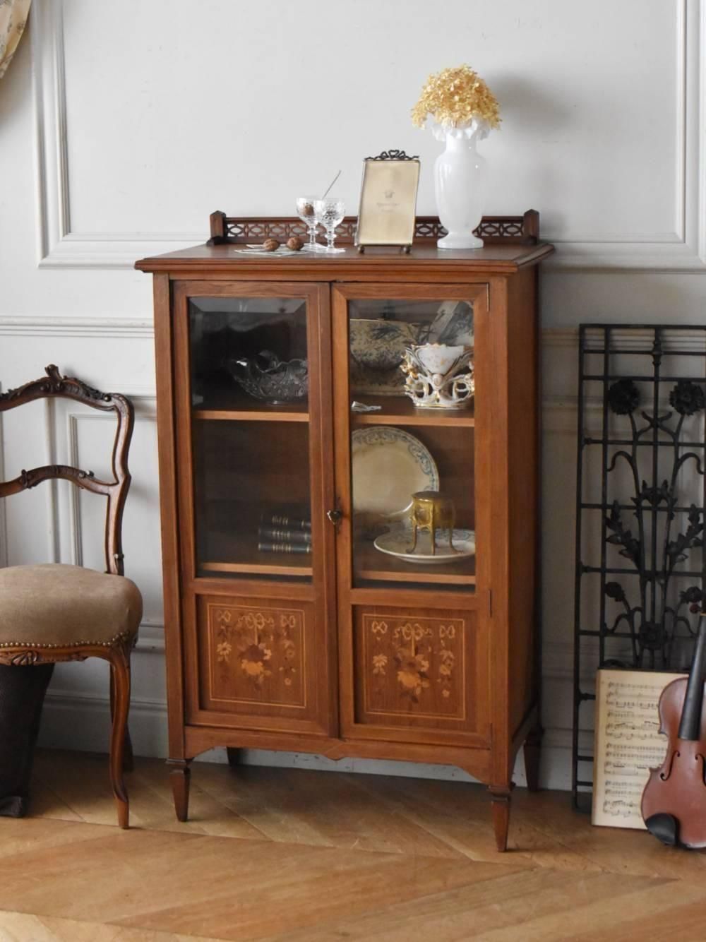 【スコーンサラサ】イタリアン アンティーク 4段キャビネット象嵌 アンティークキャビネットやカップボードなどの大型家具の商品