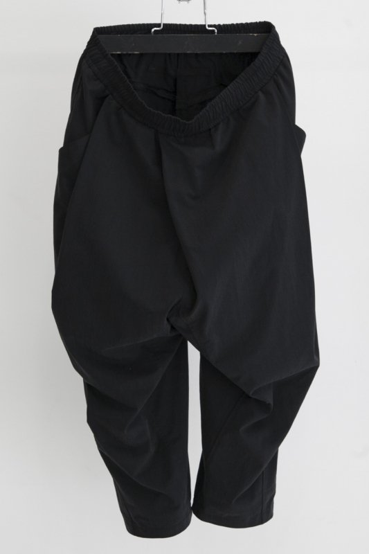 JULIUS ユリウス TUCKED CROPPED PANTS ブラック - パンツ