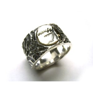 Flow Texture Ring with Gold Claw Mark