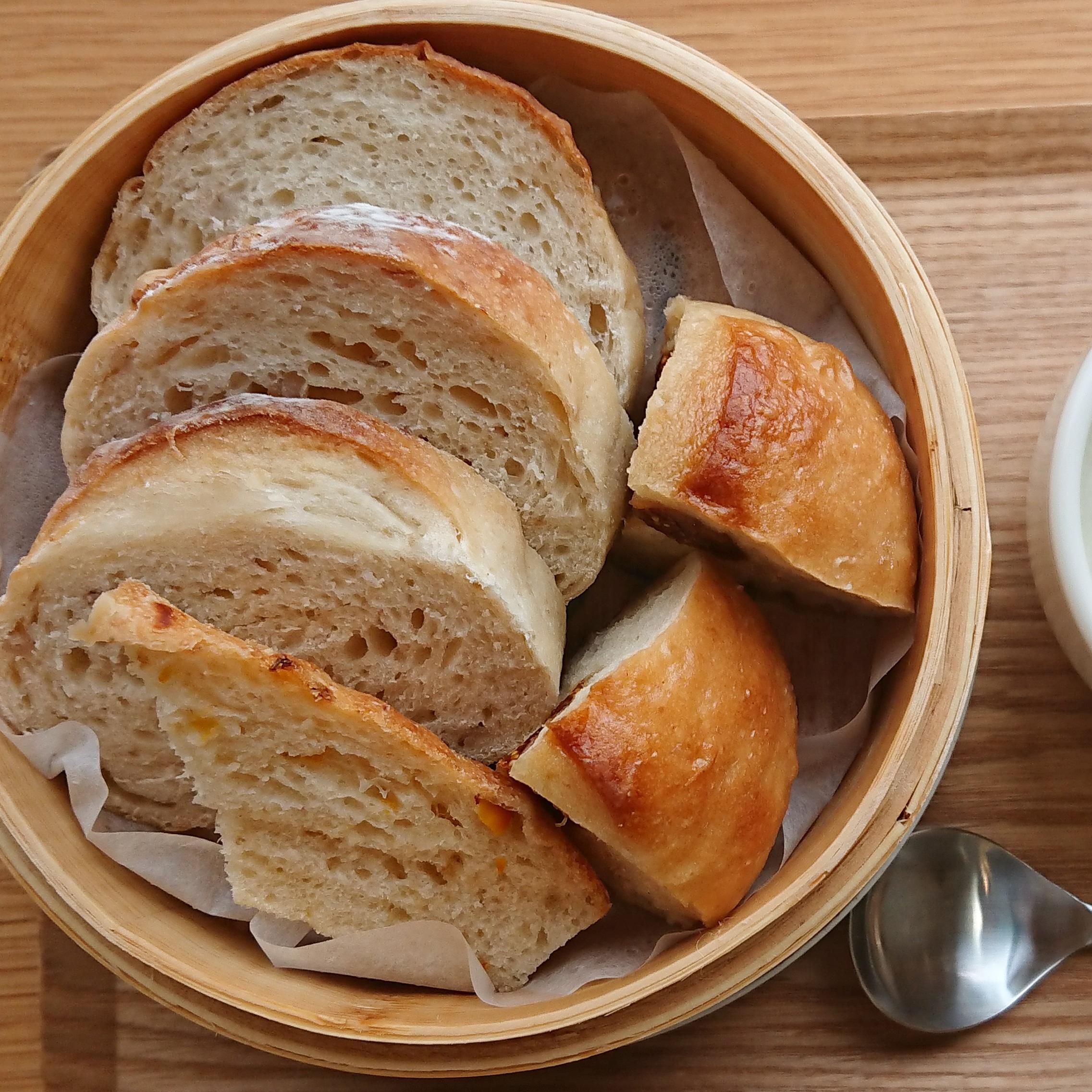 大きなパン 写真 : パン工場 ザ・ビッグ福岡空港南店 - 竹下/パン | 食べログ