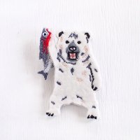 旧作】 ポケファス クマサーモンバッチ 白 ブローチ - かわいいと