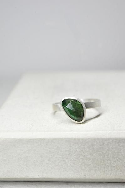 SR418エメラルドリング<img class='new_mark_img2' src='https://img.shop-pro.jp/img/new/icons21.gif' style='border:none;display:inline;margin:0px;padding:0px;width:auto;' />