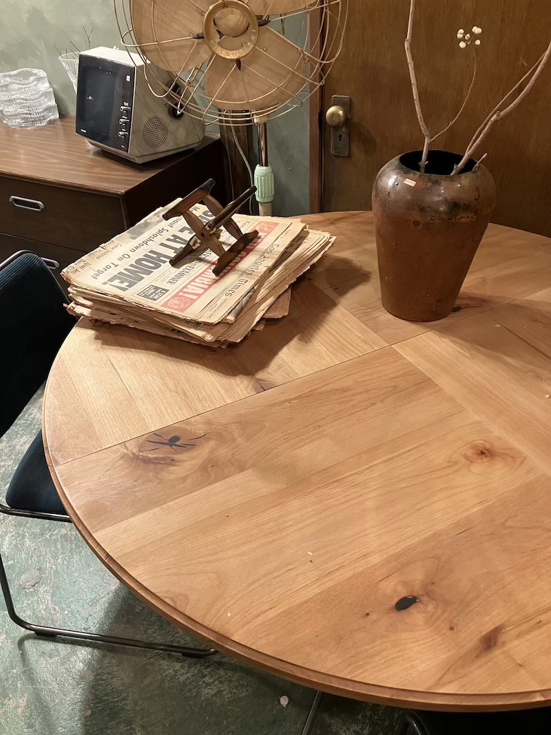 ラウンドダイニングテーブル | 空間に柔らかい存在感を放つ木製テーブル -  昭和レトロソファ・レトロアンティーク照明の通販ならTRIMSO(トリムソウ）へ　名古屋 愛知