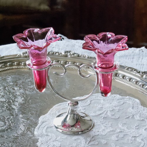 ヴィクトリア時代・お花のような形のクランベリーガラスの小さな ...