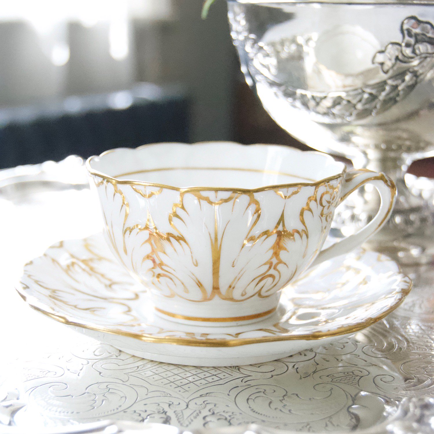 1850年代・リッジウェイ・金彩と白磁のティーカップ＆ソーサーを英国コッツウォルズからお届け痛いsます。