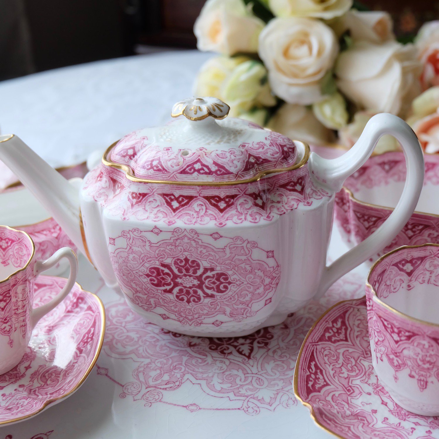 ヴィクトリア時代・コープランド ピンクのゴシックパターンが華やかなミニチュアティーセットをイギリス コッツウォルズからお届けいたします。