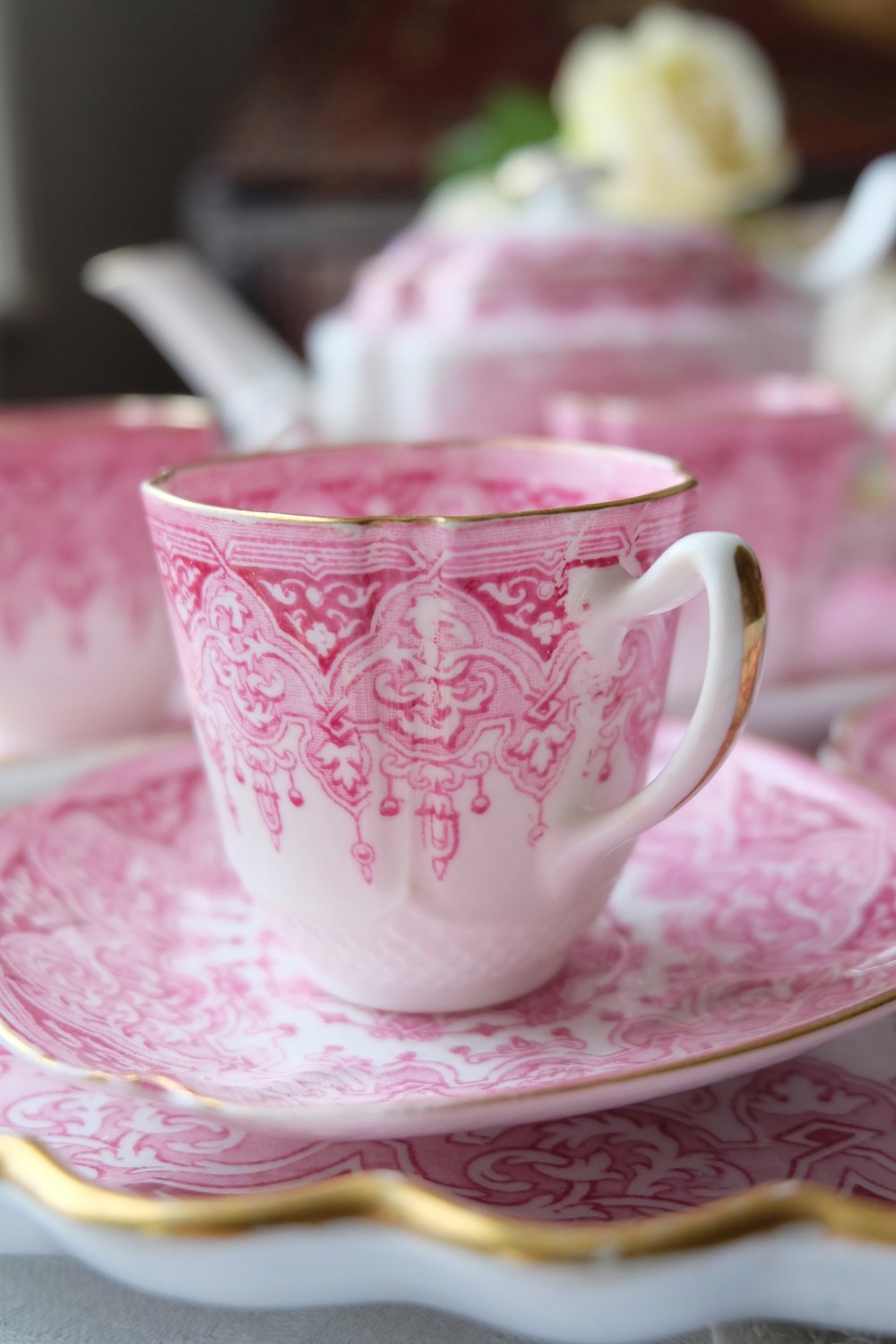 ヴィクトリア時代・コープランド ピンクのゴシックパターンが華やかな 