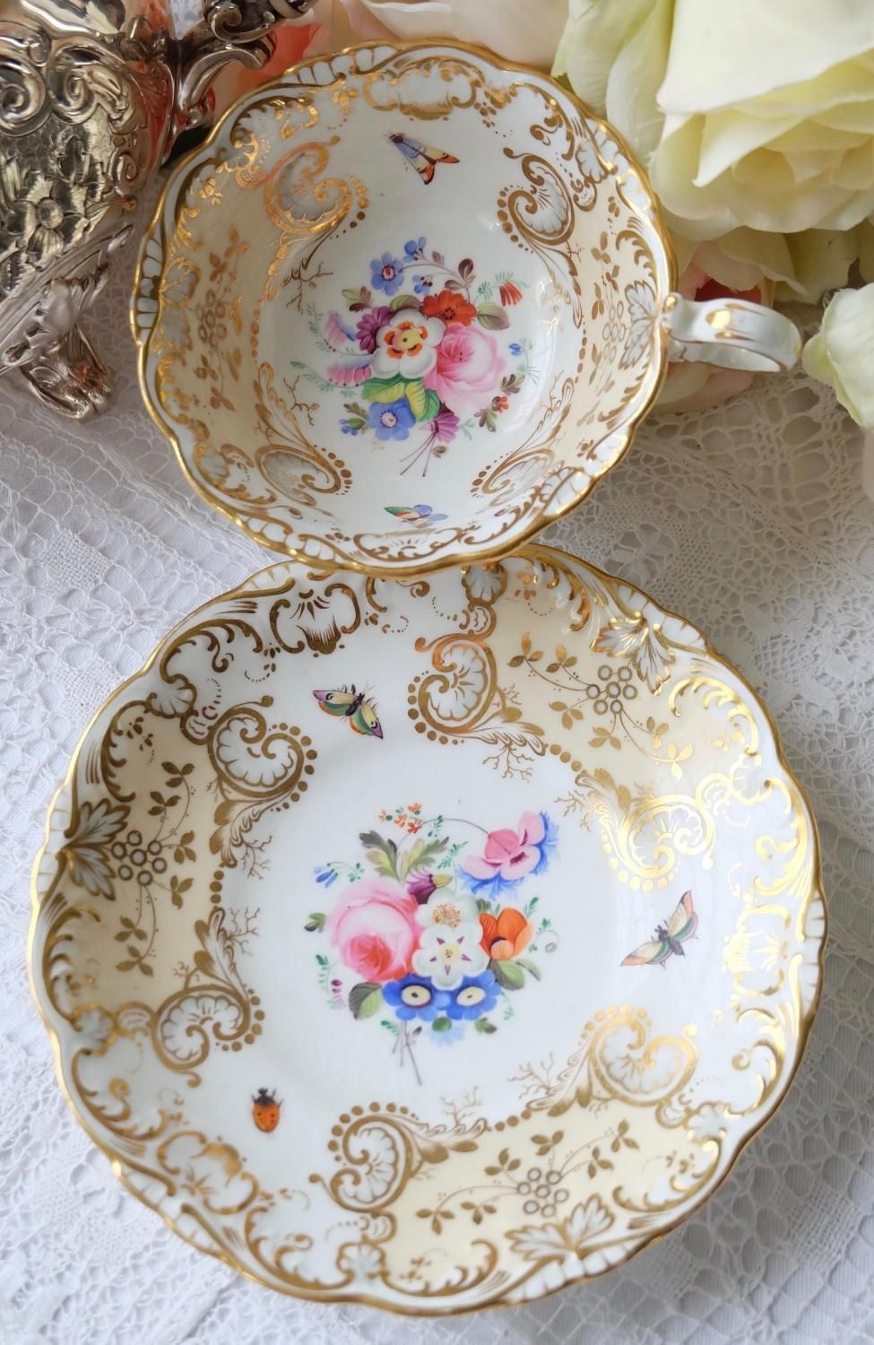 アンティーク　プレート　手描き　金彩　 薔薇　オーストリア 1830年代・コールポート・アデレードシェイプ・手描きの蝶々