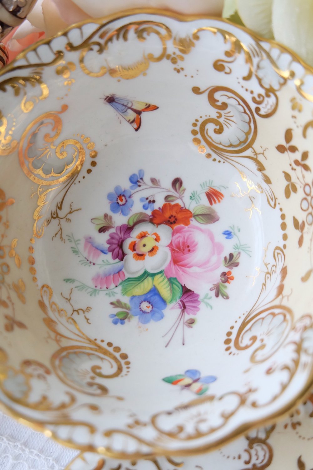 １８３０年代・コールポート・アデレードシェイプ・手描きの蝶々とお花のティーカップ＆ソーサーをイギリス コッツウォルズからお届けいたします。