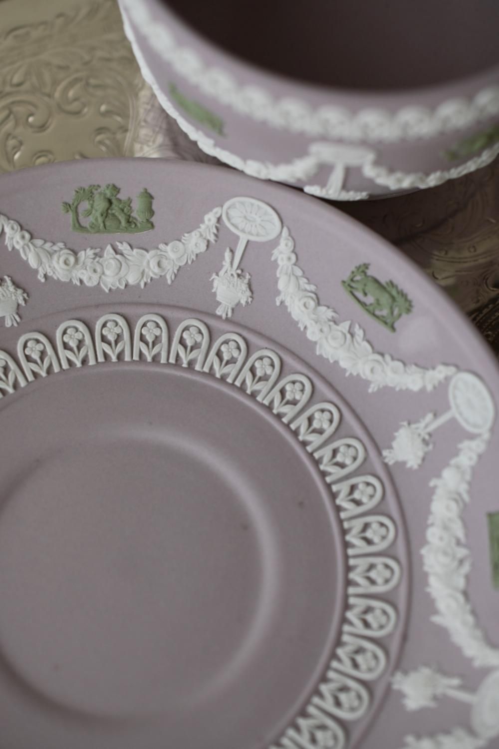 1870年代・ウェッジウッド ジャスパーウェア ライラックカラー の