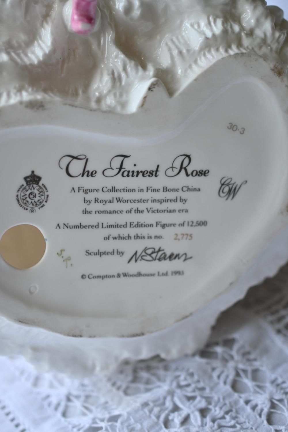 コールポート・真っ白いレースのようなドレスのフィギュリン・The