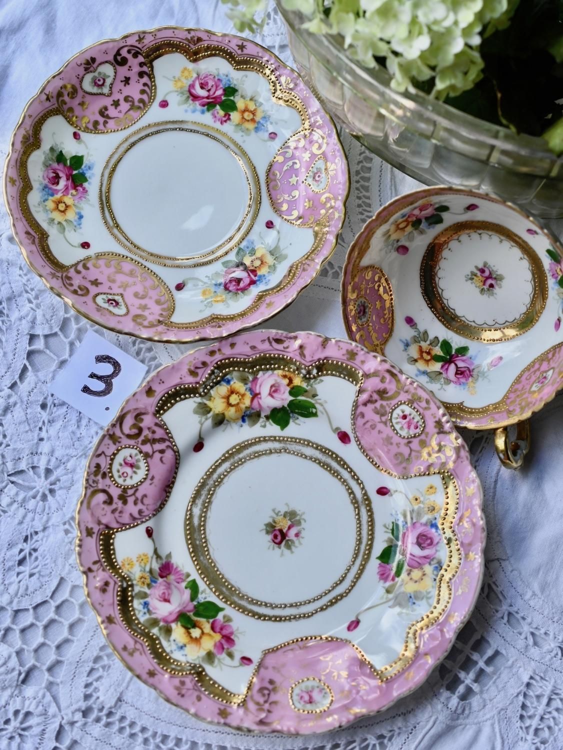 ポンパドールピンクとハート模様の金彩柄が可愛らしいオールド