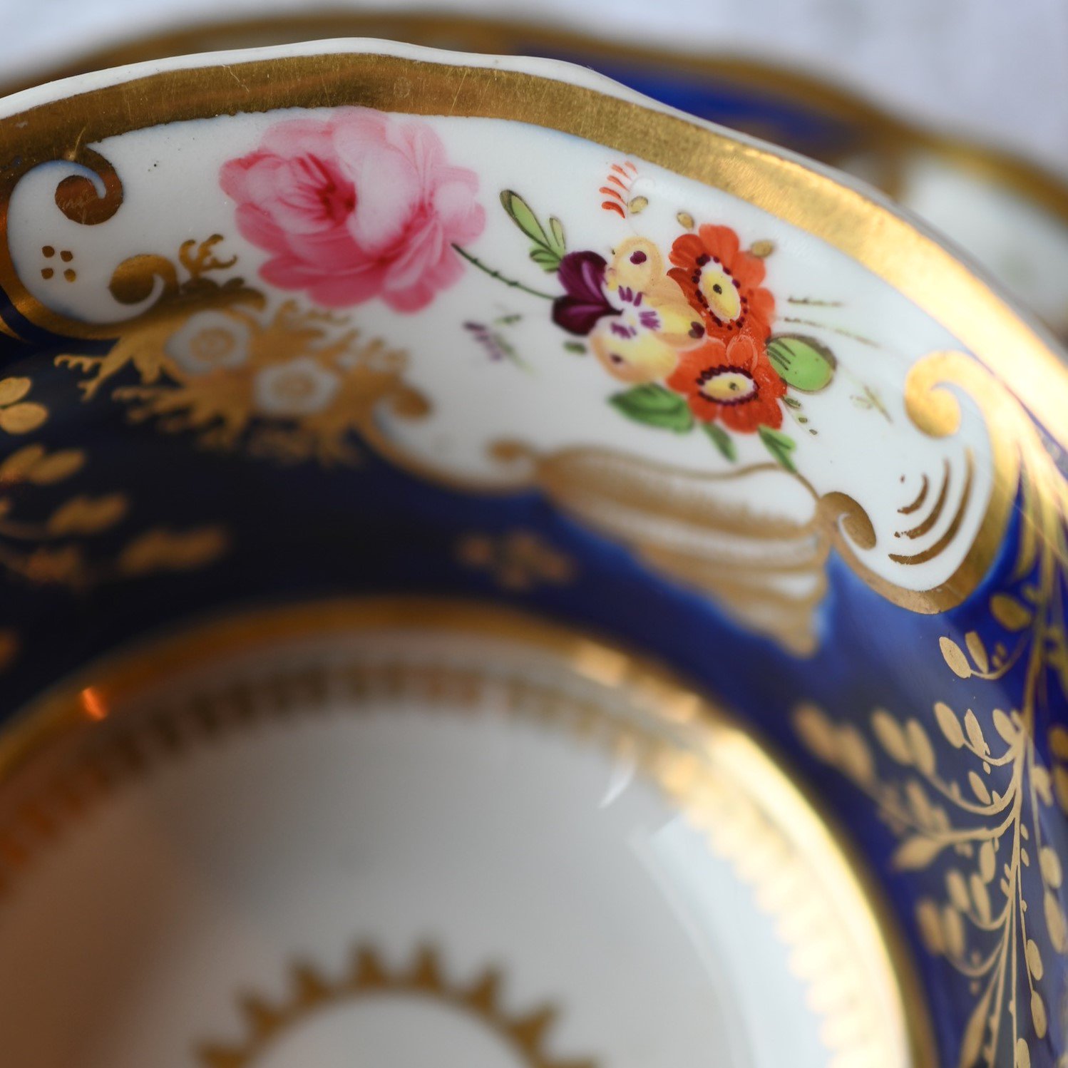 1820年代　金彩とコバルトブルーと花柄がゴージャスなティーカップ＆ソーサーをイギリス　コッツウォルズよりお届けいたします。