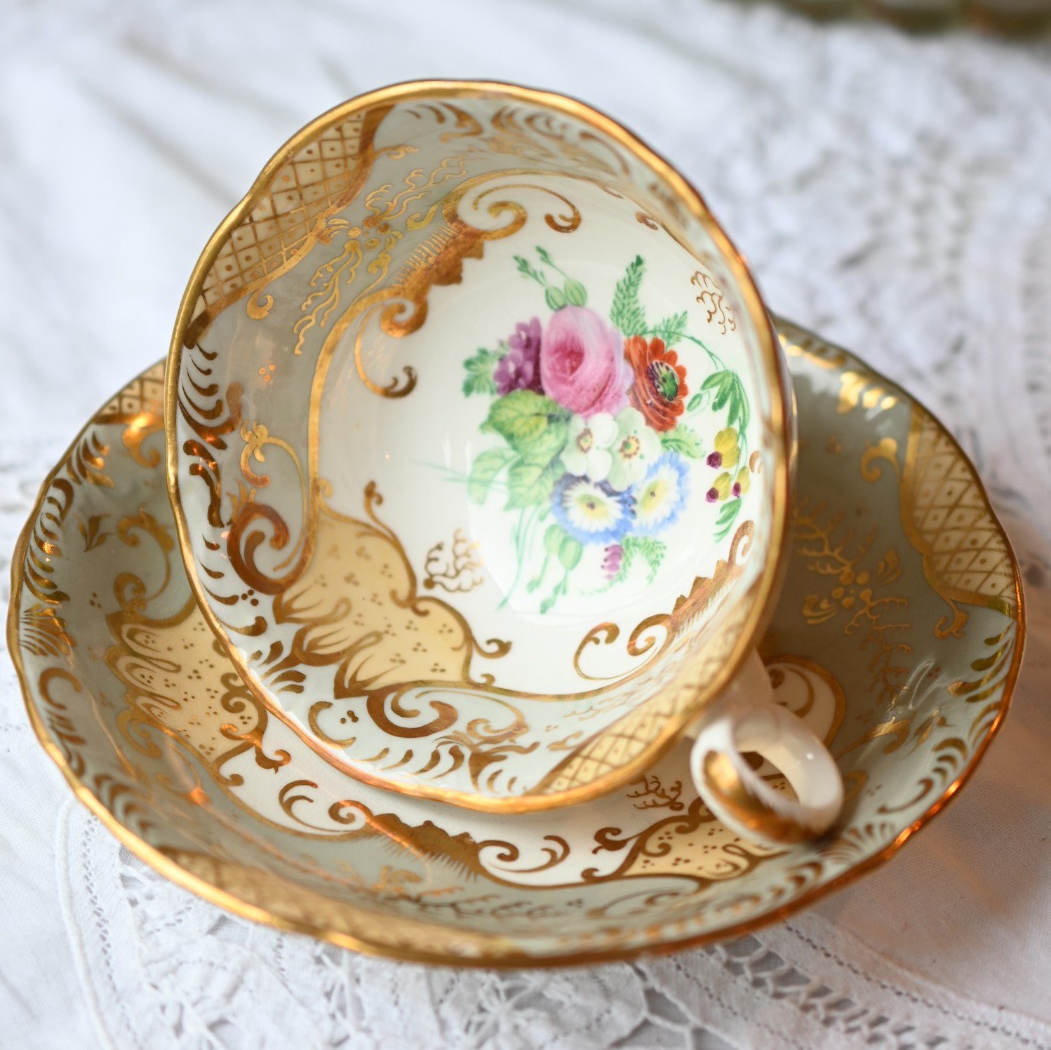 1840年代 ロココスタイルが華やかなティーカップ＆ソーサー デュオを 