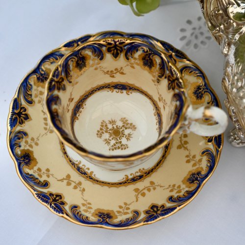 １８３０年代・コールポート・アデレードシェイプ・コバルトと金彩が美しいコーヒーカップ＆ソーサーをイギリス コッツウォルズよりお届けいたします。