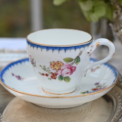 １８６０年代・ミントン ・ ブルーのコーム柄と繊細な手描きのお花柄がきれいなコーヒーカップ＆ソーサー デュオをイギリス  コッツウォルズよりお届けいたします。
