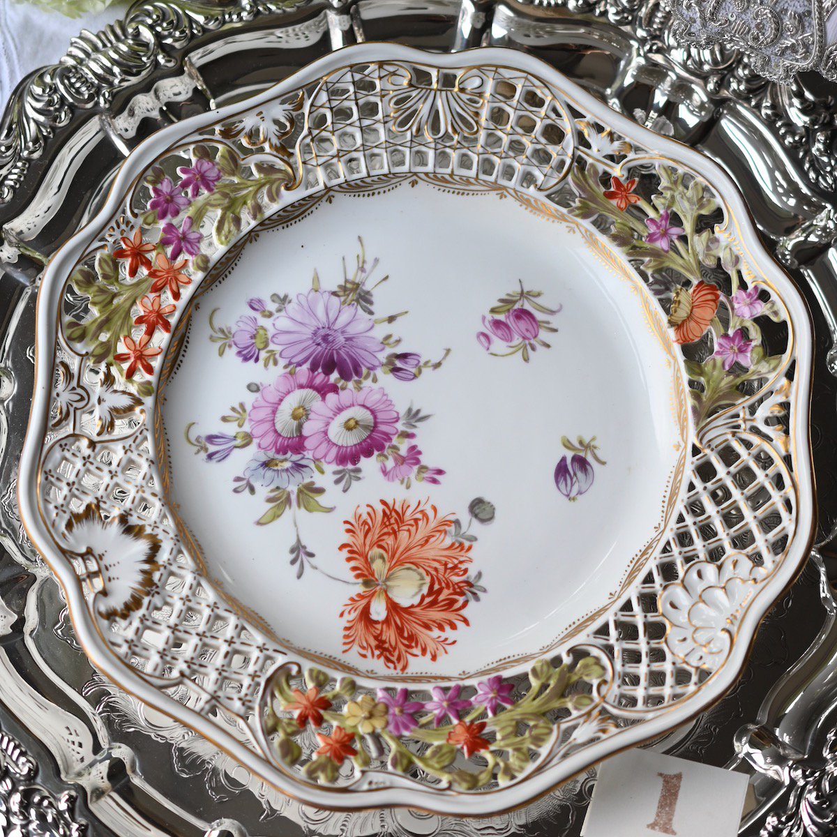 １８００年代後期・コルンマイセン 透かし細工と手描きの花柄が美しいデザートディッシュ をイギリス コッツウォルズよりお届けいたします。