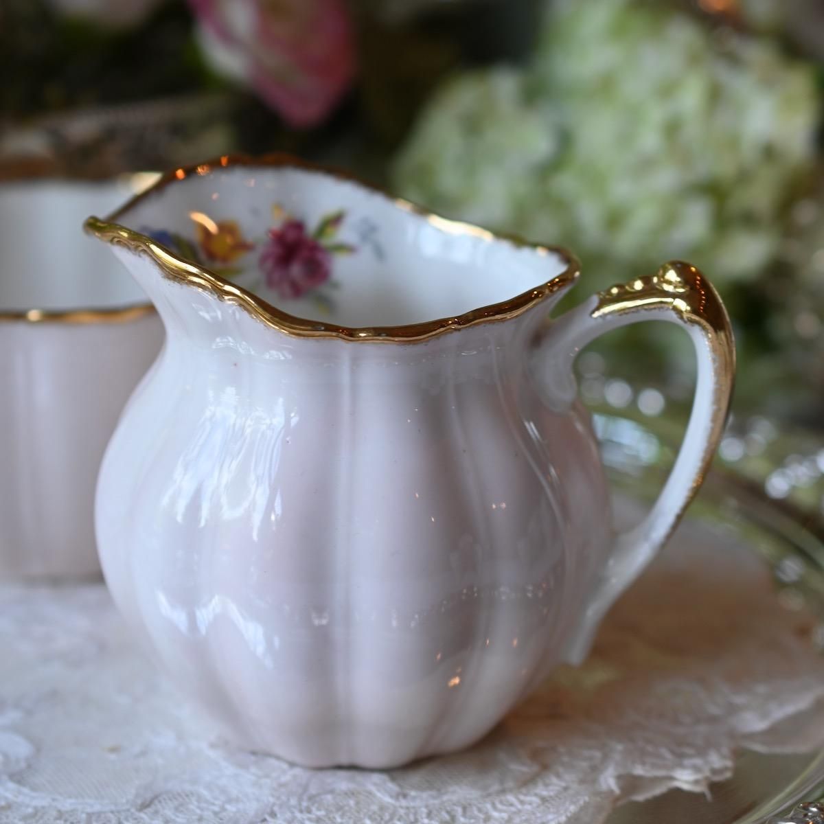 1950年代・ソールズベリー・ピンクのフリルのような縁取りの