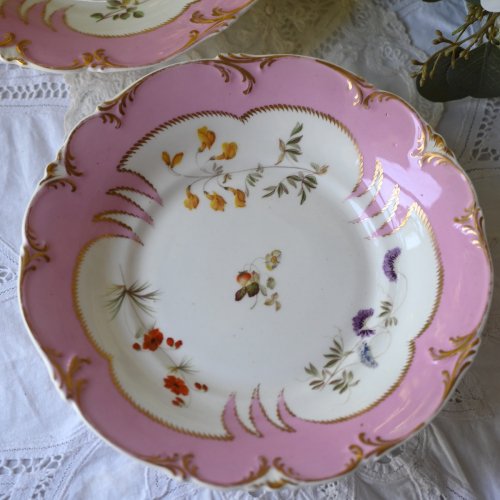 １８４０年代・H&Rダニエル・優しいピンク色と手描きのお花たちのサーヴィングディッシュ　在庫２枚あります (送料込）