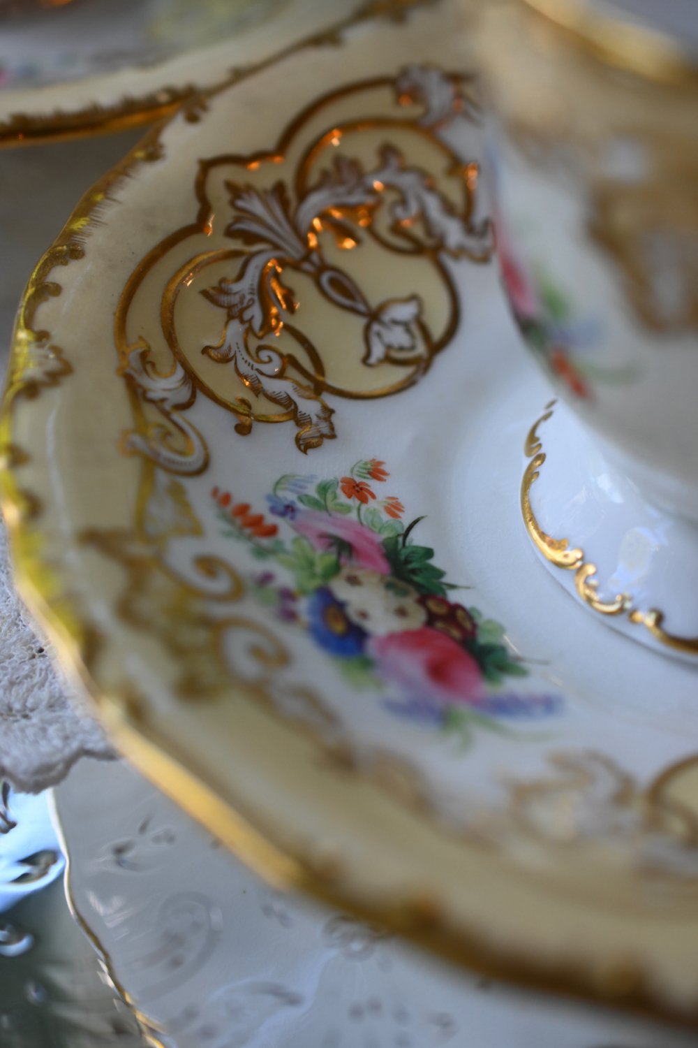 １８３３年ー１８４７年 コープランドギャレット 手描きのブーケ模様と金彩が美しいコーヒーカップデュオ をイギリス コッツウォルズよりお届けいたします。
