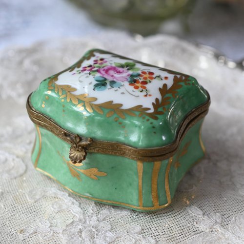 フランス製・グリーン色と手描きのお花模様の磁器のトリンケットボックス　(送料込）