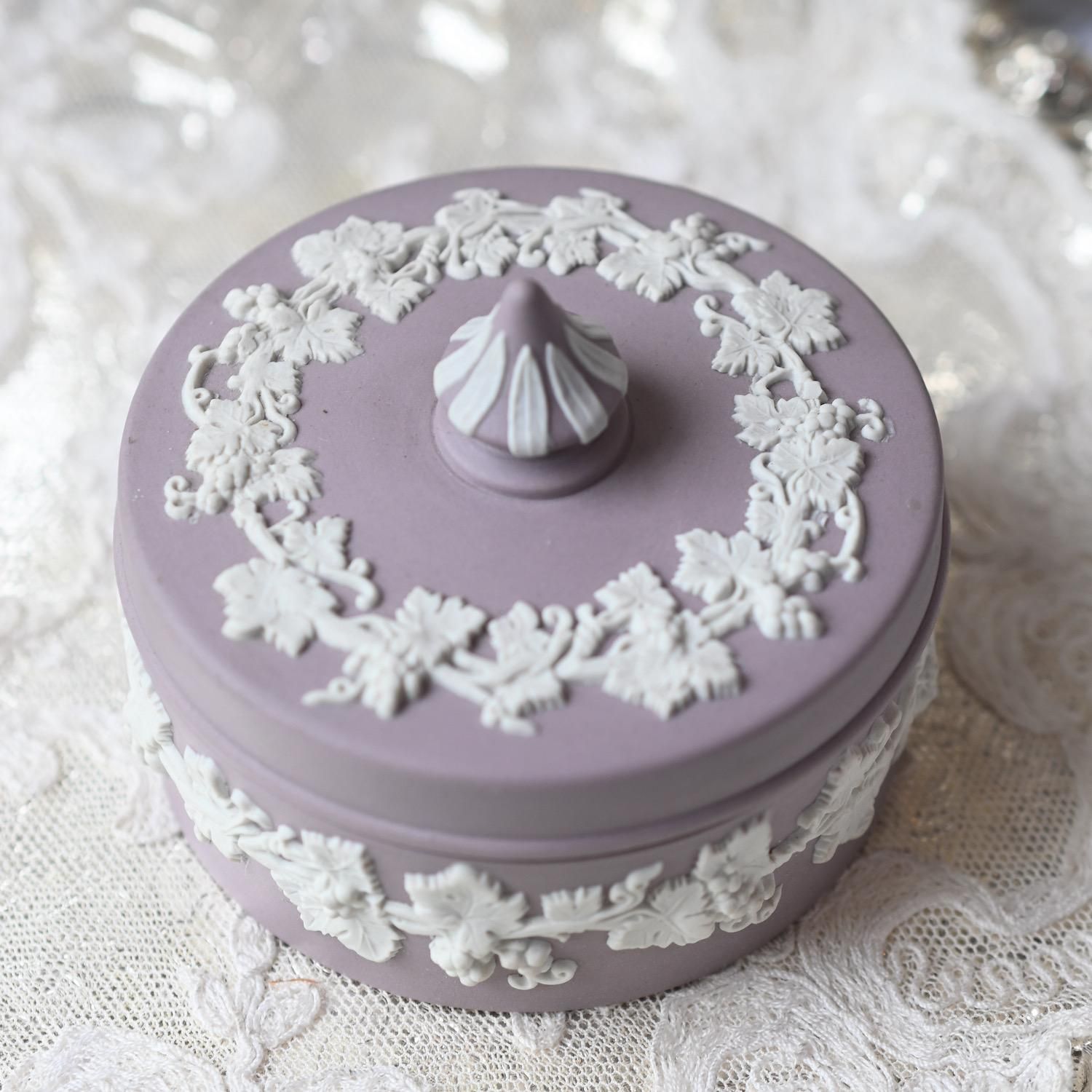 ウェッジウッド・ジャスパーウェア ライラックのふた付小物入れ を