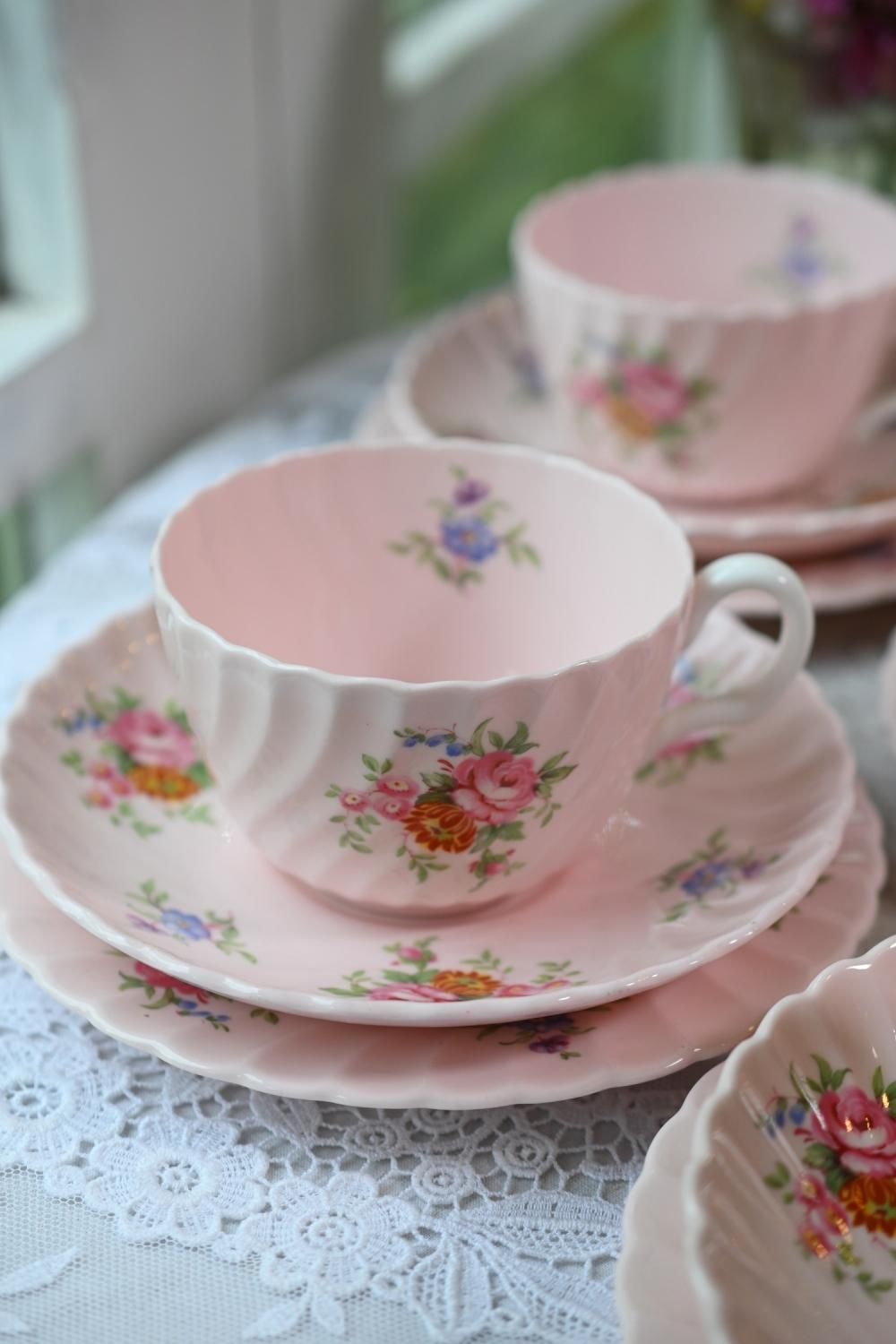 ミントン ・ロゼッタ お花模様のピンクティーカップトリオをイギリス