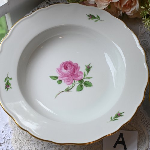 １９３０年代・マイセン　白磁とピンクのバラ模様のスープ皿（大）単品　をイギリス コッツウォルズよりお届けいたします。