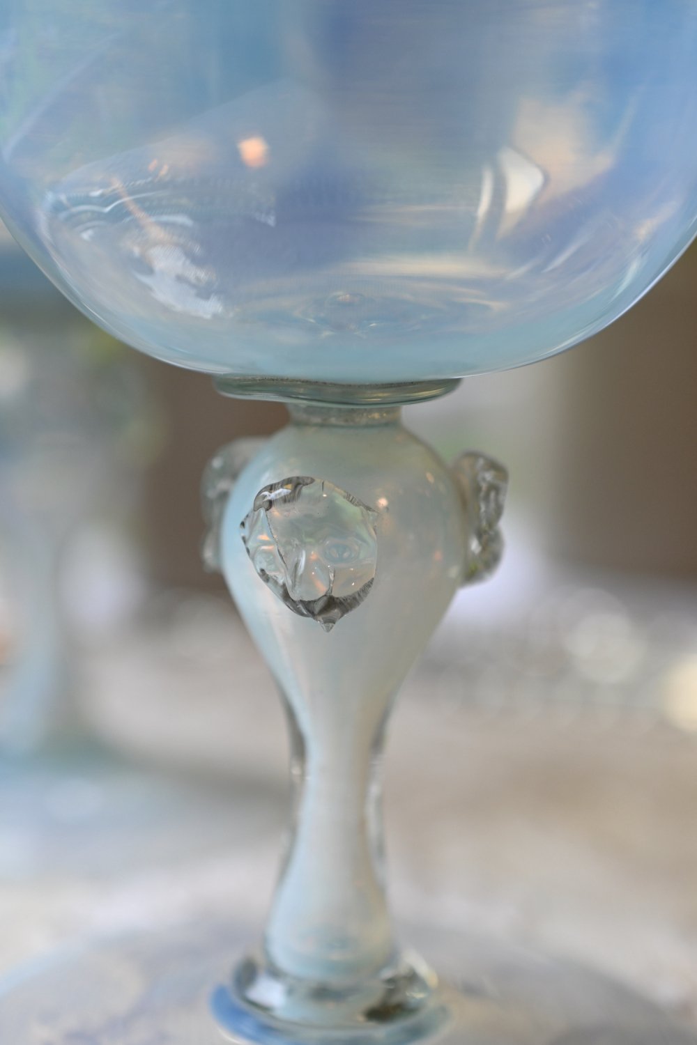 イタリア製　サルヴィアティガラス・青い乳白色のワイングラスペアをイギリス コッツウォルズよりお届けいたします。