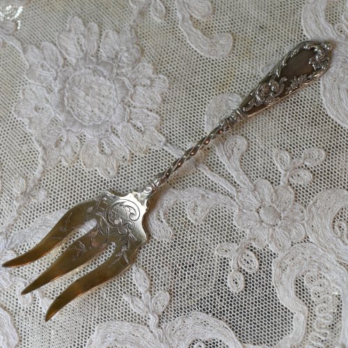 フランス製　純銀・植物のエングレイブが施された小さなサーディーンフォーク　(送料込）