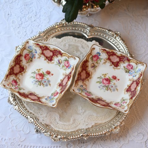 プランツトスカン　”ウインザー”　ピンクのバラ、ブーケ模様が美しいマルーン色の小皿　単品 (送料込）