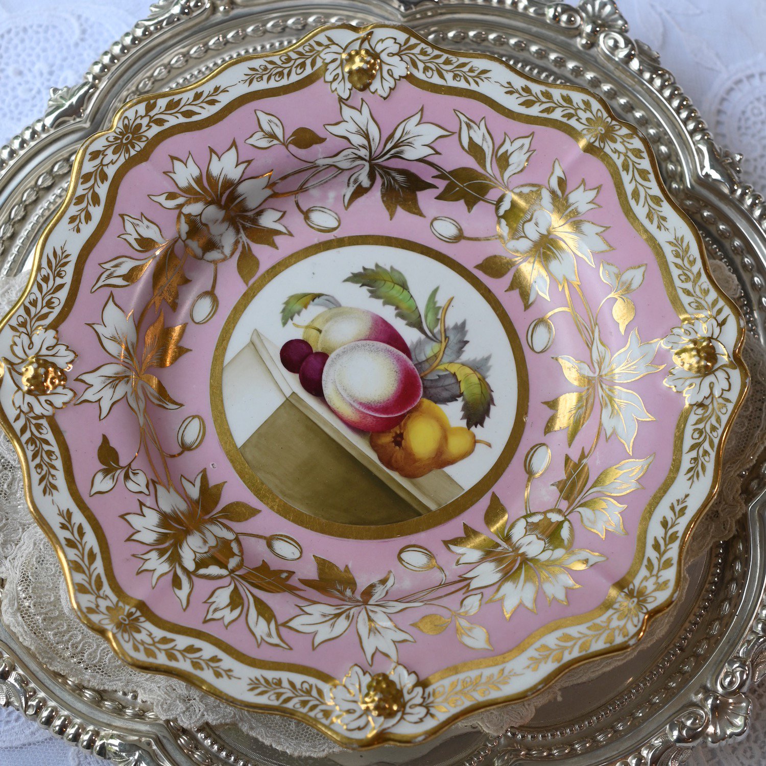 リッジウェイ・ポンパドールピンク色と金彩　絵画のように描かれたフルーツが美しいキャビネットプレートをイギリス　コッツウォルズよりお届けいたします