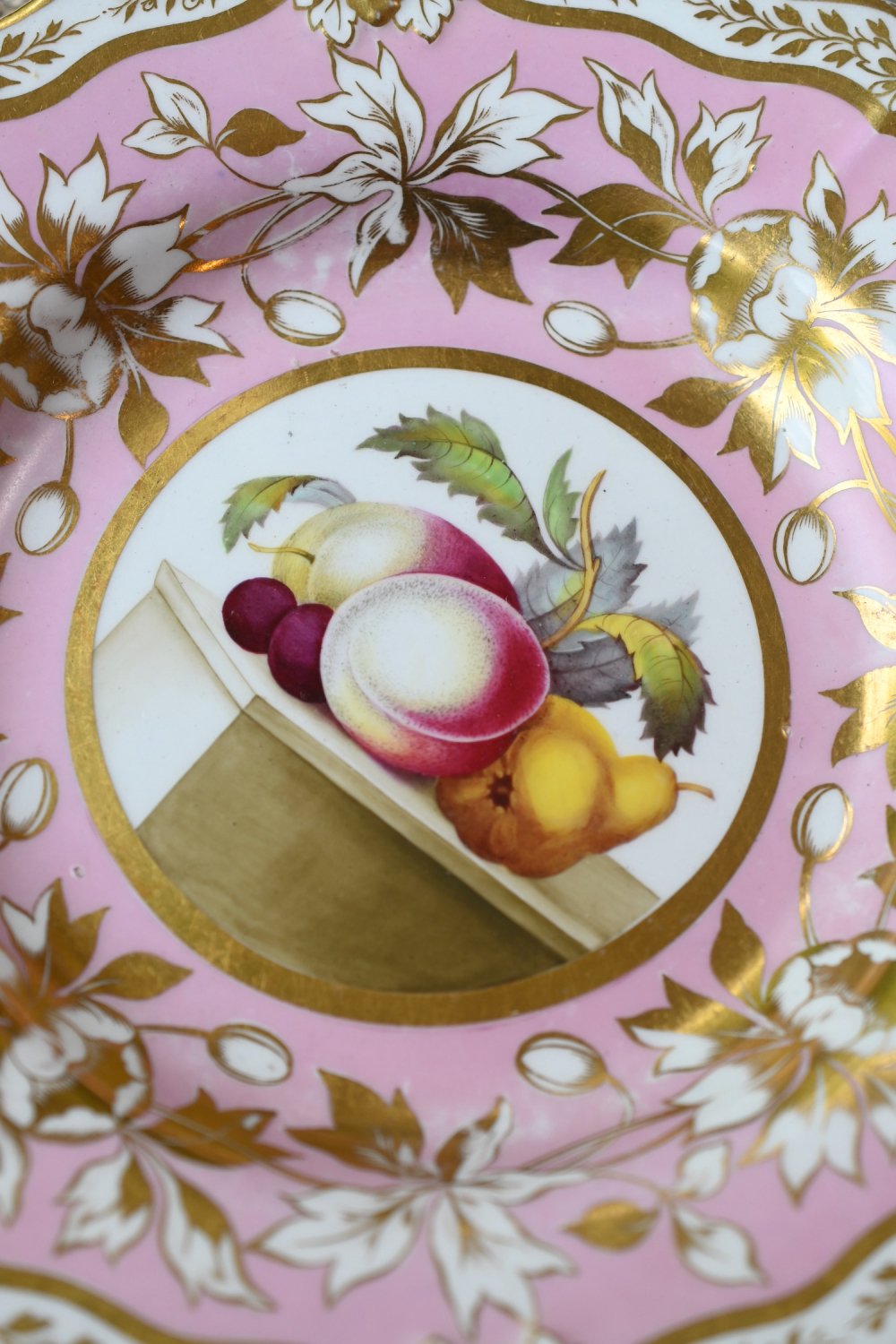 リッジウェイ・ポンパドールピンク色と金彩　絵画のように描かれたフルーツが美しいキャビネットプレートをイギリス　コッツウォルズよりお届けいたします