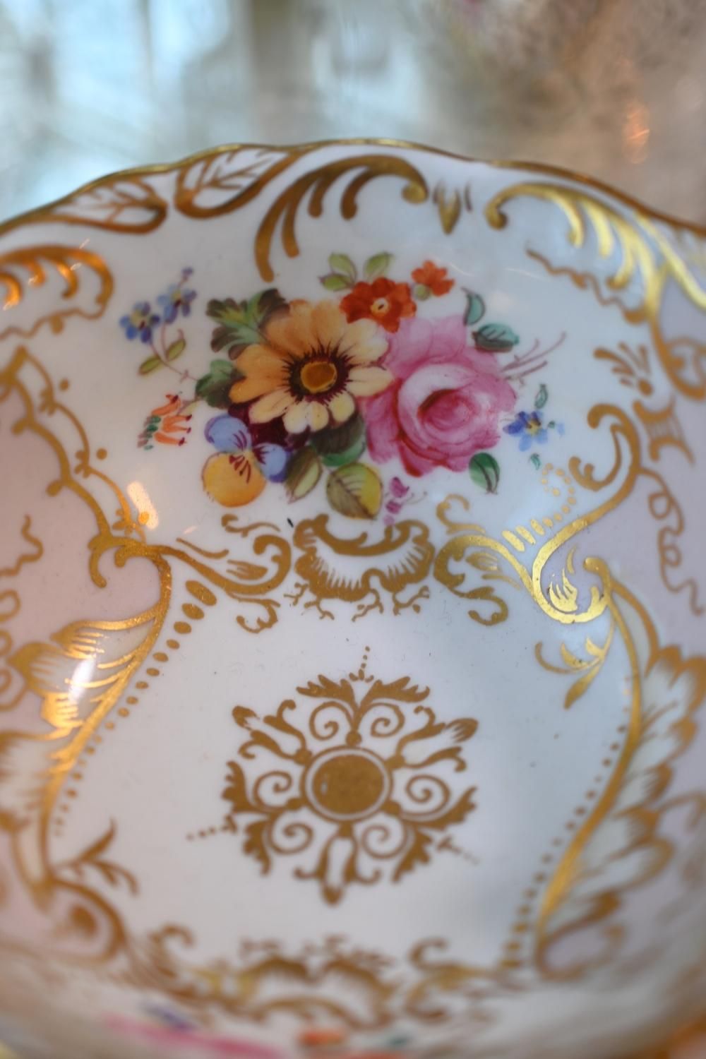 コールポート アデレードシェイプ 金彩と手描きのブーケ模様 淡い