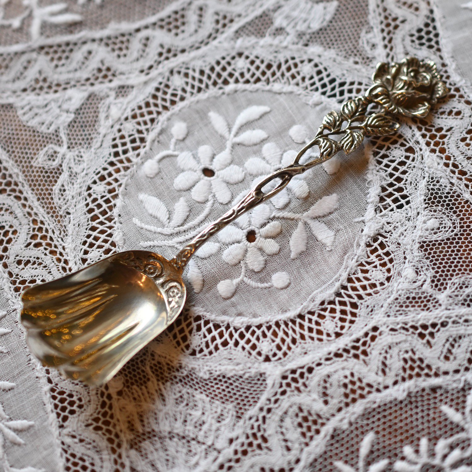 ジャーマンシルバー835　1950年代　ヒルデスハイムのバラ　小さなシュガースプーンをイギリス コッツウォルズよりお届けいたします。