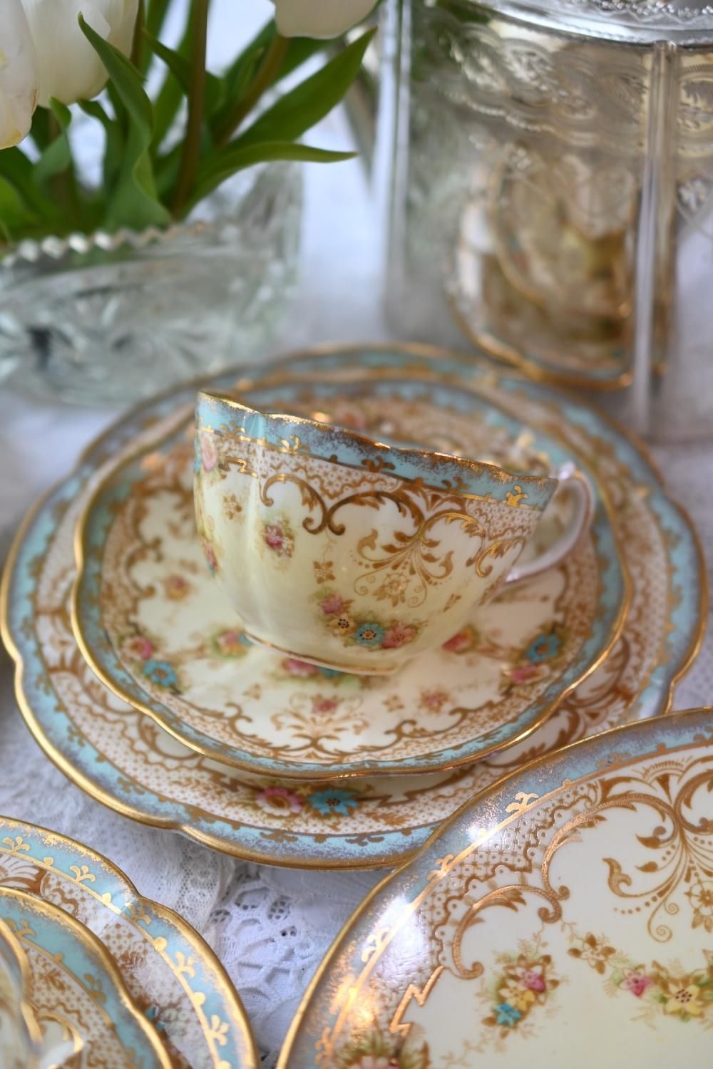 ウィリアムロウ クリーム地 ターコイズブルーエッジと金彩のティー