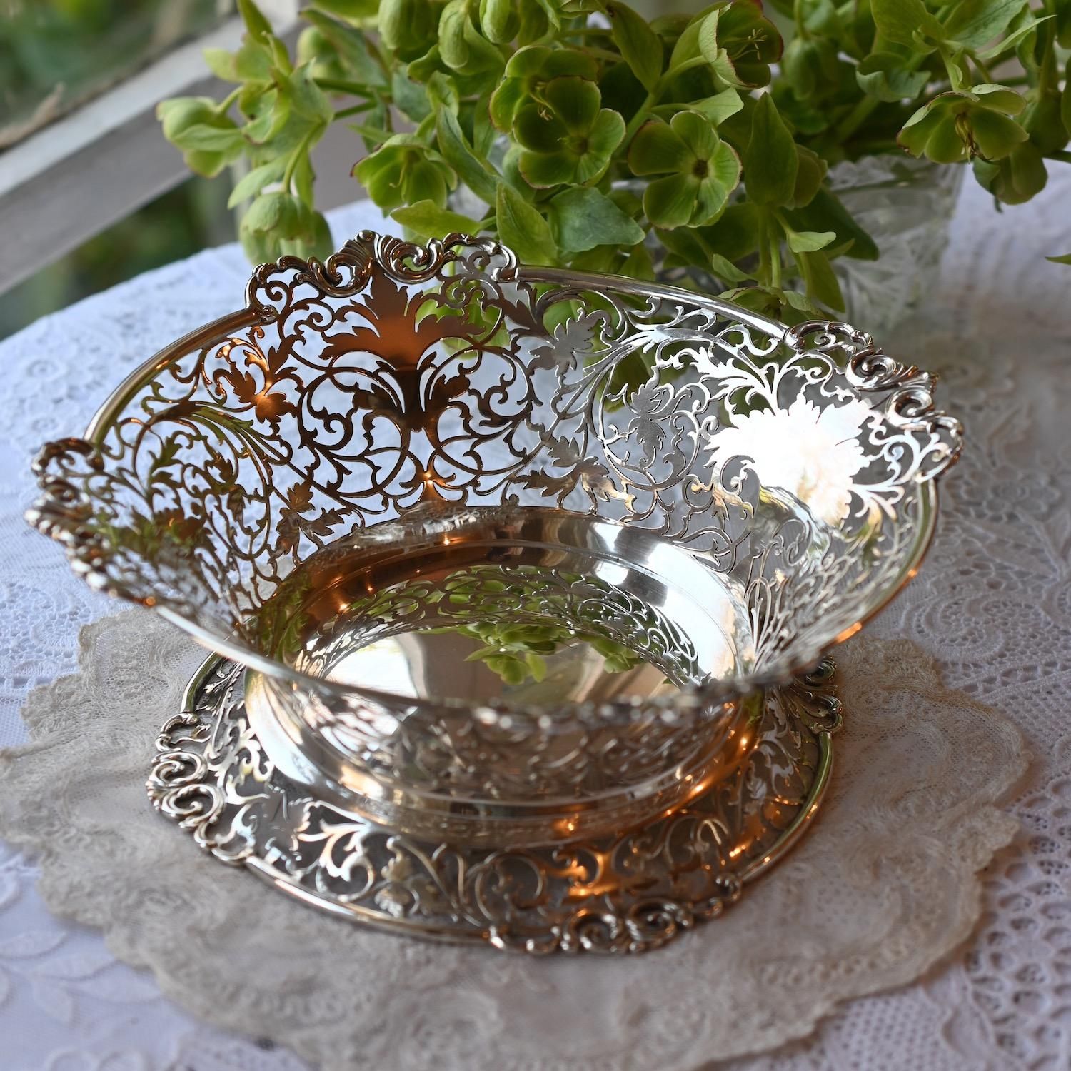 イギリスロンドン1854年製純銀蓋143g 薔薇のブライトカット　ガラス容器 イギリスロンドン1854年製純銀蓋143g 薔薇のブライトカット