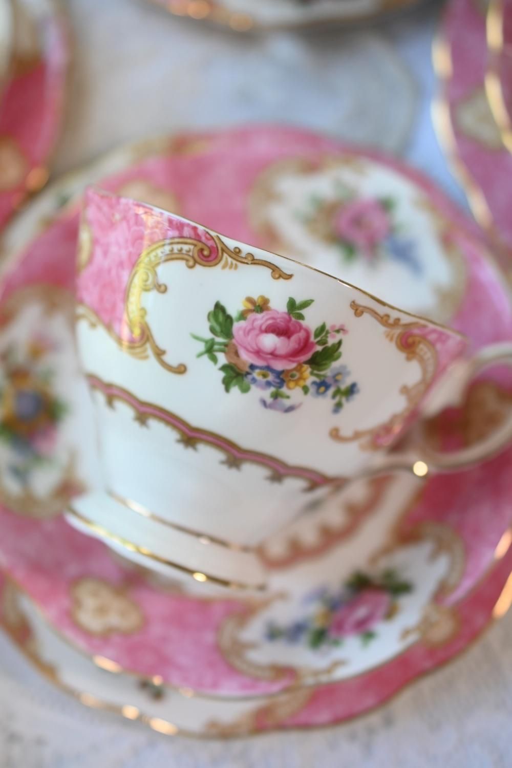 ロイヤルアルバート レディカーライル ピンクとフリル柄がきれいな