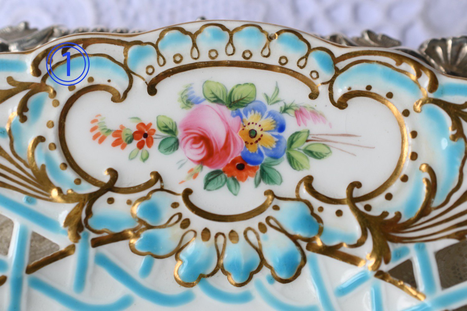 ミントン　ヴィクトリア時代・透かし細工ミントンブルーと手描きの鮮やかなお花模様のキャビネットプレートをイギリス　コッツウォルズよりお届けいたします。
