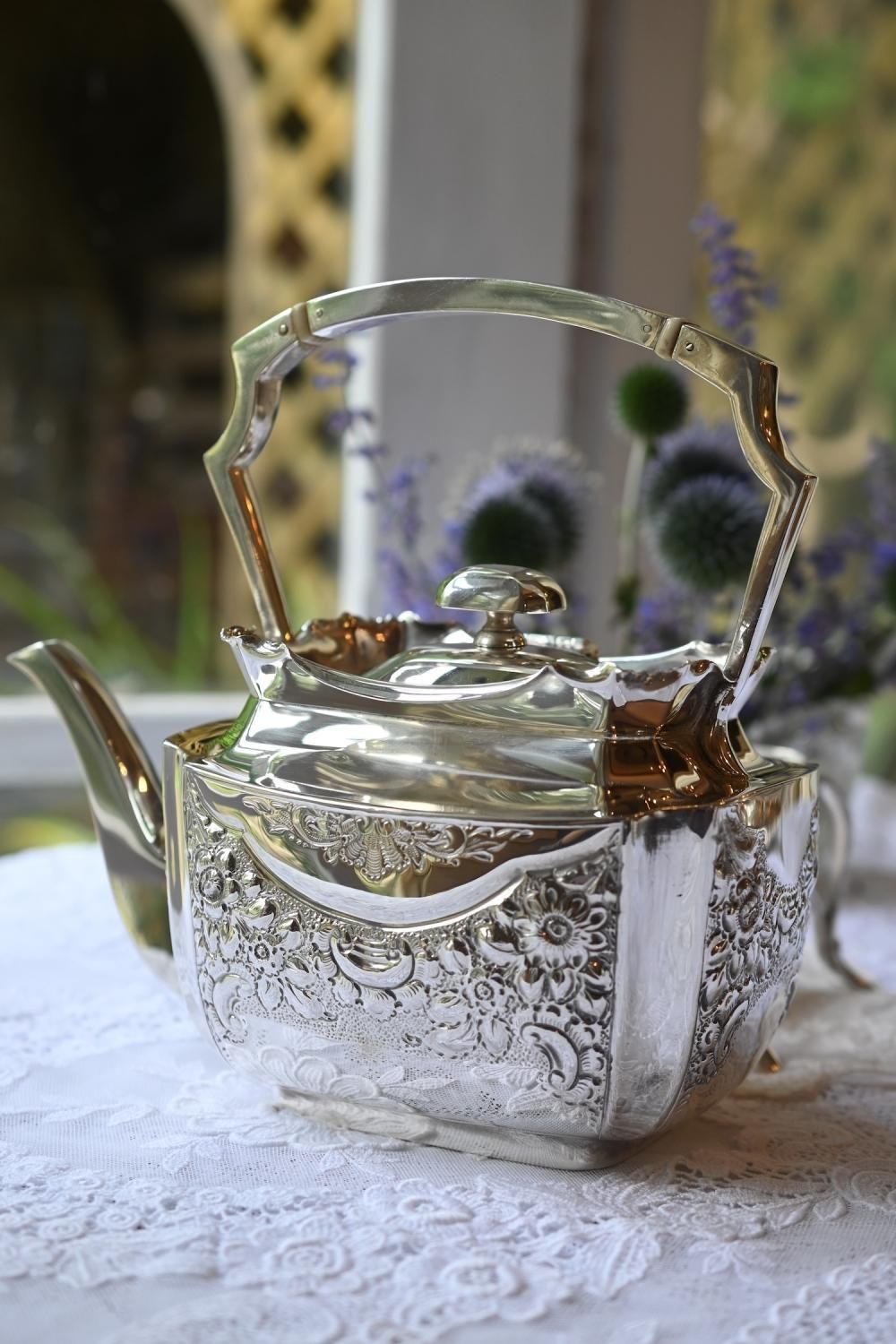 シルバープレート製 お花とスクロール模様の透かし細工がエレガントな