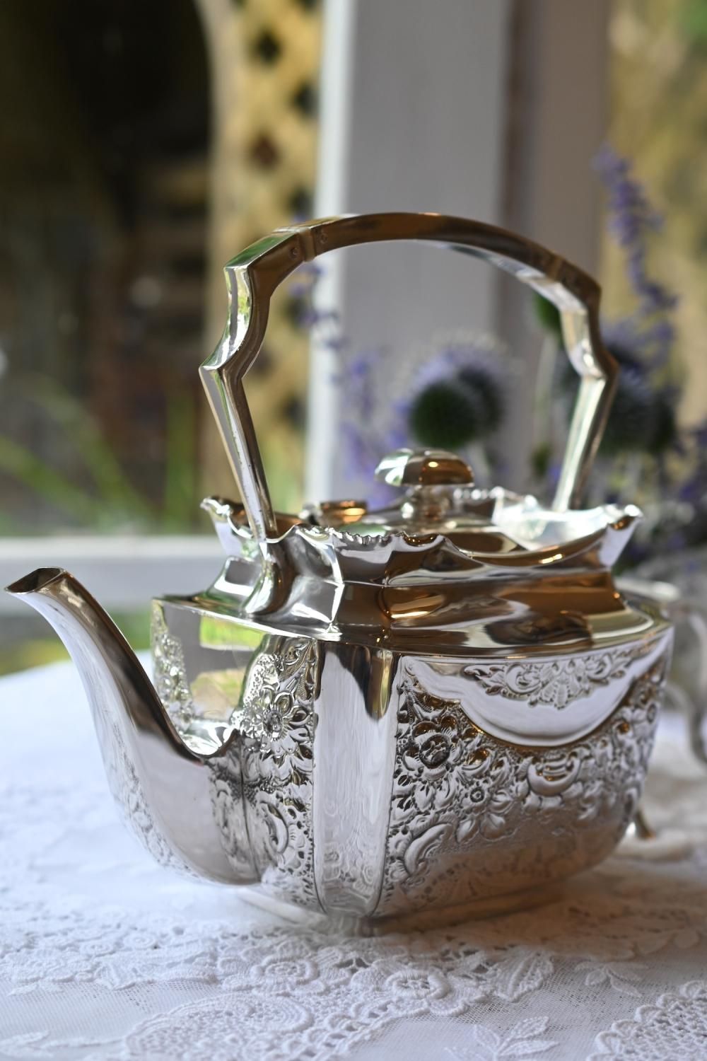 シルバープレート製 お花とスクロール模様の透かし細工がエレガントな