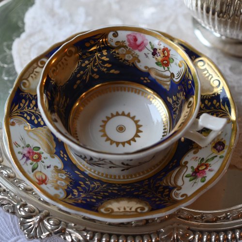 1800年初期　金彩とコバルトブルーと花柄がゴージャスなティーカップ＆ソーサー　（送料込）

