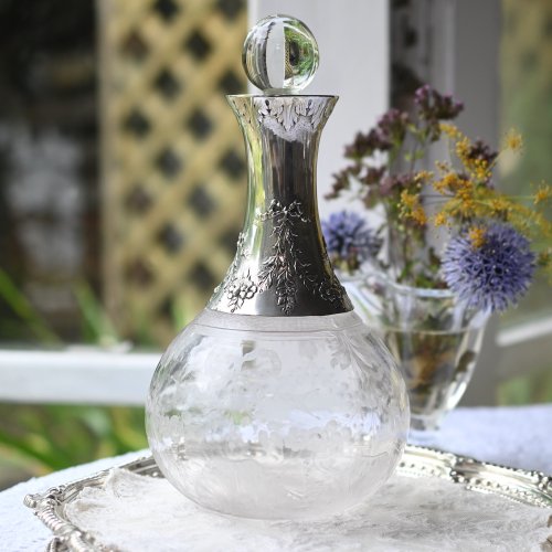 オニオンシェイプ・お花のスワッグとリボン模様が可愛いらしいガラス・フレンチシルバーのデカンター　(送料込）